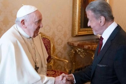 Momento en el que el Papa estrecha su mano con el actor.