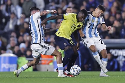 En la volante, Moisés Caicedo no dejó que Lionel Messi, Enzo Fernández, Rodrigo de Paul y Alexis Mac Allister realizaran jugadas de peligro.