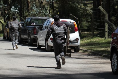 Los agentes de Policía salieron del parque con palas en mano, luego de hacer las labores de búsqueda en la zona.