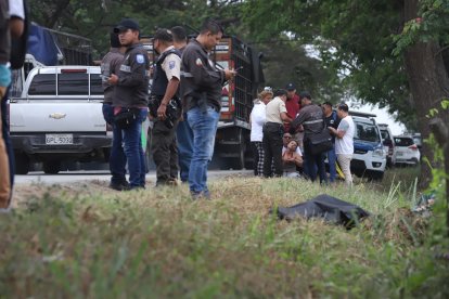 El cuerpo del concejal fue cubierto con una lona negra luego de la llegada de la policía.