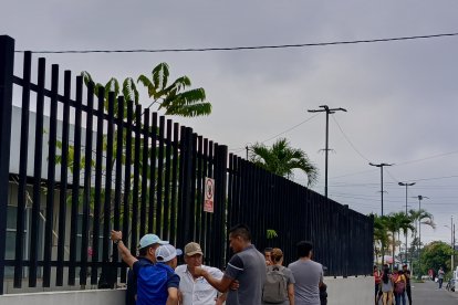 aParientes acudieron al Centro Forense de Quevedo para reconocer el cuerpo.