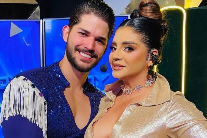 Renier Izquierdo y Paola Farías, después de tanto drama, a los abrazos.