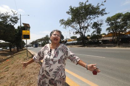 Gloria Bedoya protesta junto al fotorradar del cual han salido 29 de las 39 multas por supuesto exceso de velocidad en la vía a la costa.