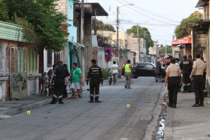 Personal policial recogió indicios balísticos en la escena.