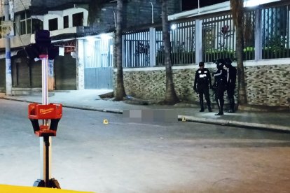 A un costado de la calle, en La Libertad, quedó el cadáver.