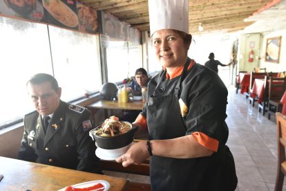 Iralda Torres es una de las propietarias de este negocio. Ella atribuye a su esposo, Nilo Lima, la sabiduría que recibe de Dios.