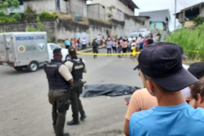 Sobre la calzada quedó tendido el cuerpo de José Geovanny Mendieta.