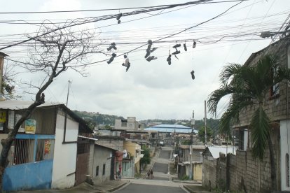 ¡Todo un clásico! Solo los buenos peloteros saben lo que significa colgar los zapatos viejos en los cables. Una tradición (quizá no correcta) en los sectores más populares de la ciudad.