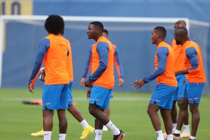 El volante Moisés Caicedo (c), con un vendaje en su pierna derecha, entrenó a la par de sus compañeros de la Tricolor.