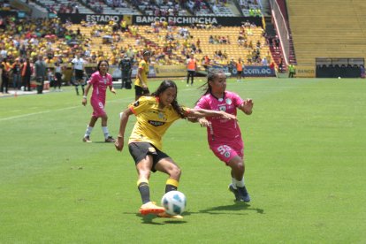 Dragonas y Barcelona igualaron sin goles en un reñido juego de ida en Guayaquil.