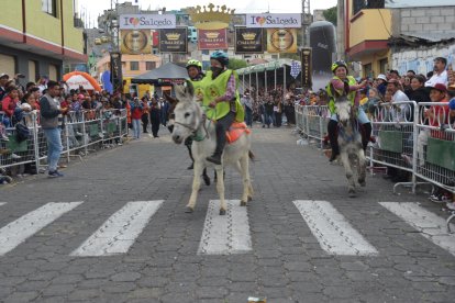 El Chapulín Colorado se lució sobre su Toreto en la carrera de burros.