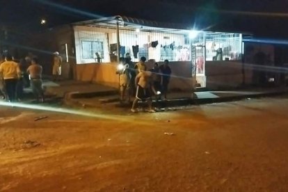 En este sitio, unos sujetos en moto dispararon armas de fuego contra Horacio Quiroz Parrales, quien falleció