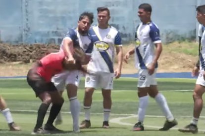 Durante un torneo amateur disputado en Guayaquil, un jugador y un árbitro se agarraron a golpes en pleno partido.