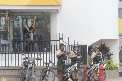 A las 13:00 de este lunes, un grupo de agentes policiales permanecía fuera de la entidad financiera.