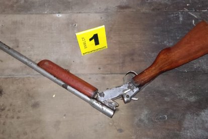 Una escopeta fue hallada en el lugar de los hechos.