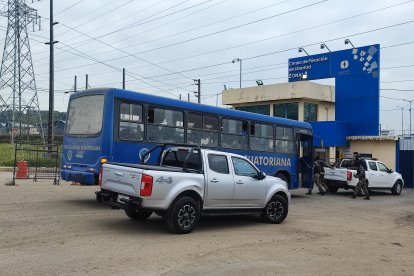 Las fuerzas del orden ingresaban a La Roca.