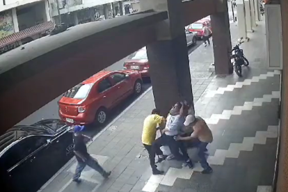 El momento del robo, en el centro de Guayaquil.