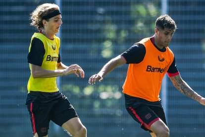 Piero Hincapié (d) ya entrena a la par de sus compañeros en el Bayer Leverkusen de Alemania.