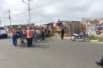 La Policía Nacional a través de los agentes de Criminalística y Dinased cercaron el perímetro de la escena.