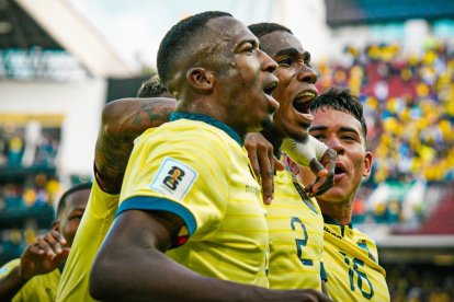 Toda la alegría de Ecuador, Félix Torres (c) y sus dos goles que nos llenan de felicidad.