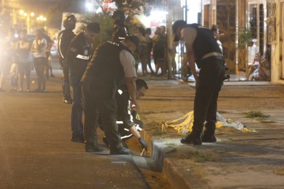 Personal de la Policía Nacional levantó indicios en el lugar de los hechos. Se investiga.