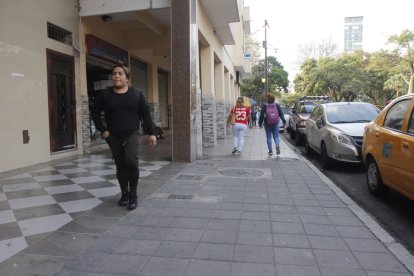 El hombre quedó inconsciente en esta acera.