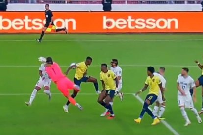 En la última jugada del partido, el golero Hernán Galíndez de Ecuador golpeó accidentalmente a Facundo Torres de Uruguay.