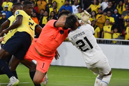 En la última jugada del encuentro entre Ecuador y Uruguay, el arquero Hernán Galíndez impactó al charrúa Facundo Torres.