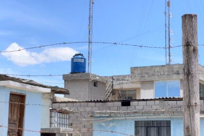 Medidas. Los habitantes del sector La Armenia realizan cercos con alambres para reforzar la seguridad de sus viviendas.
