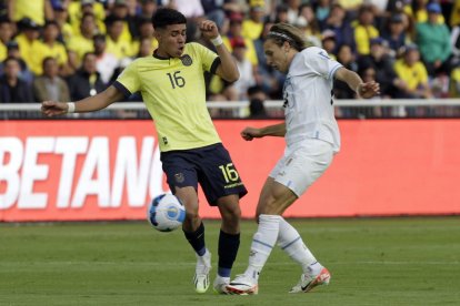 Kendry Páez (i) fue titular con Ecuador, en el duelo de la segunda fecha de las eliminatorias al Mundial del 2026, que se dio ante Uruguay.