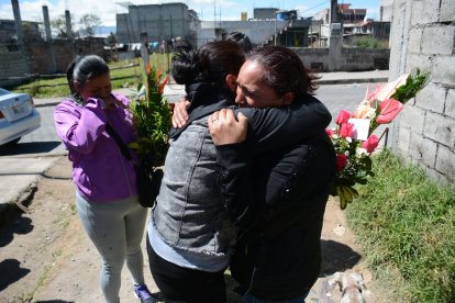 Rosa Vayas, madre de la fallecida, recibe las condolencias de sus allegados antes de ingresar al funeral, en Guamaní, sur de la capital.