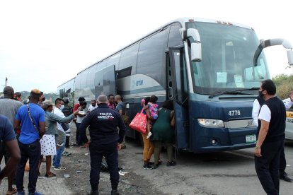 Fotografía de archivo de migrantes que eran trasladados en autobuses a diversos destinos del país, desde Chiapas (México).