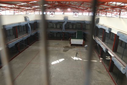 La cárcel es considerada de máxima seguridad y está ubicada cerca del río Daule.