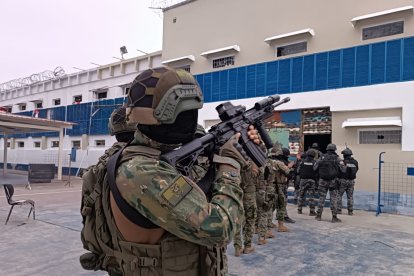Agentes policiales y militares realizan operativo en dos cárceles.