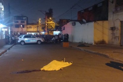 Los cuerpos de las dos féminas quedaron sobre la calzada.