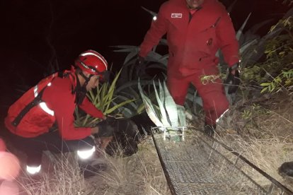 Personal de Bomberos realizó el rescate del cadáver.