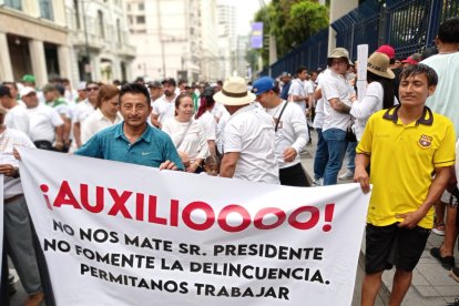 Decenas de pescadores llegaron desde Posorja para prostestar fuera de la Gobernación del Guayas, en Guayaquil.