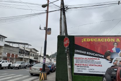 Peligroso poste de luz inclinado en las calles Av. Tercera y Calle Primera del sector Mapasingue Oeste.