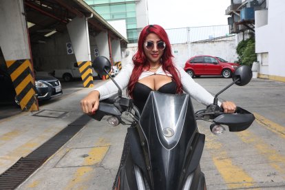 Estherlina no teme manejar su moto en el caótico tránsito de Guayaquil.