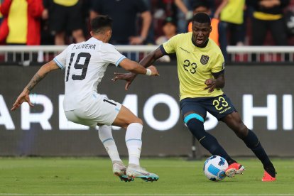 Moisés Caicedo fue titular en Ecuador y jugó contra Argentina y Uruguay, el 7 y 12 de septiembre de 2023, por las eliminatorias.