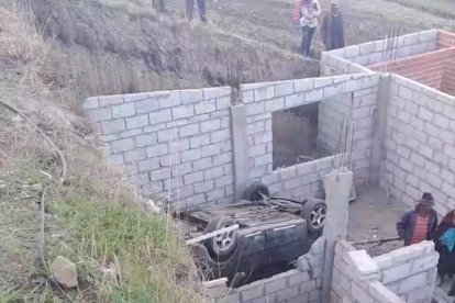 El vehículo quedó dentro de una casa en construcción.