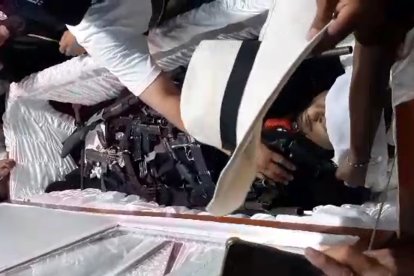 Al cadáver de Julián Sevillano, en el ataúd, le colocaron su sombrero y decenas de armas de fuego.