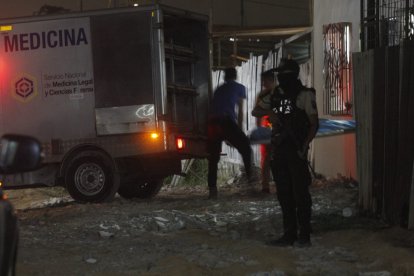 Criminalística procedió con el levantamiento del cuerpo.