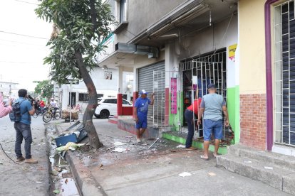 La explosión provocó un grave deterioro en el local comercial.