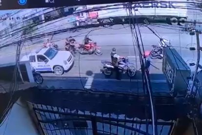 En la grabación se observa como los delicuentes interceptan a los policias.