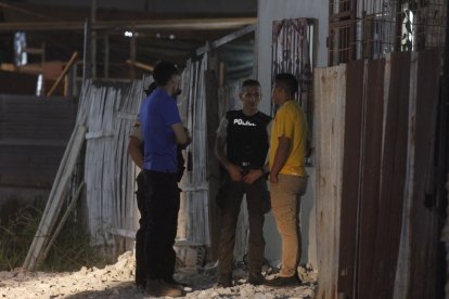 Policías llegaron a la casa para investigar este caso, que alarmó a quienes viven cerca.