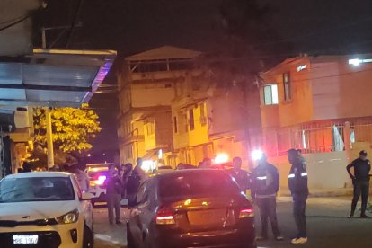 Los balazos de un arma de fuego calibre 9 milímetros pasaron el parabrisas del automotor que conducía la víctima.