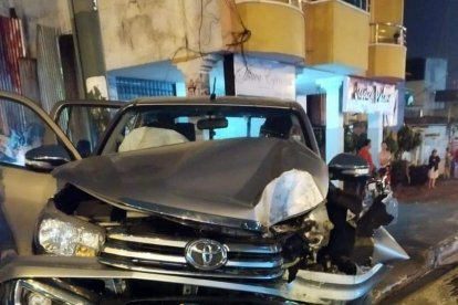 Tras el impacto del automotor contra un poste de alumbrado hubo un corte de energía eléctrica en el sector.