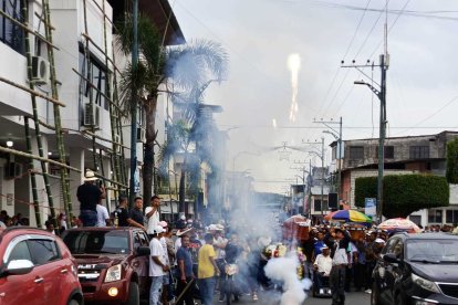 Una caravana motorizada acompañó el cortejo fúnebre, cantaron mariachis y encendieron pirotecnia.