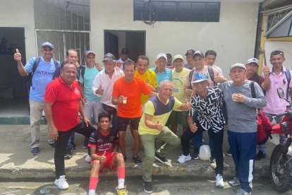 Wilson Montoya (centro), un crack de Naranjal rodeado de figuras del fútbol.
El torneo sub-50 lleva su nombre.